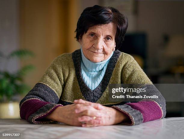 portrait of a senior woman - zwart haar stockfoto's en -beelden