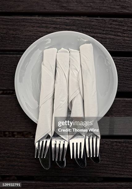 wrapped cutlery - utensile per mangiare foto e immagini stock