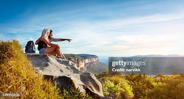 young couple traveling in the mountains - blue mountains australië stockfoto's en -beelden