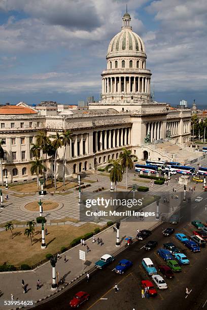 capitorl and classic cars in havana - kapitoleum bildbanksfoton och bilder