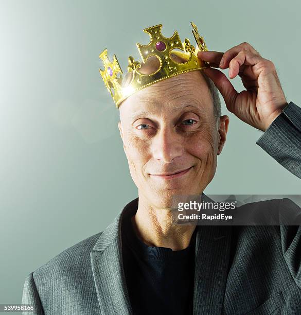 senior geschäftsmann, krone, king-size-bett, einem führenden, lächeln, golden, lustigen, verspielten, - könig königliche persönlichkeit stock-fotos und bilder