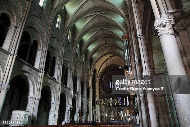 basilica of saint-remi - catedral de reims fotografías e imágenes de stock