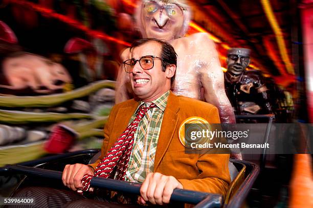 ghost fantasma treno scared man in a carousel - treno fantasma foto e immagini stock