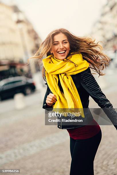 portrait d'une femme heureuse - curvy white girl photos et images de collection