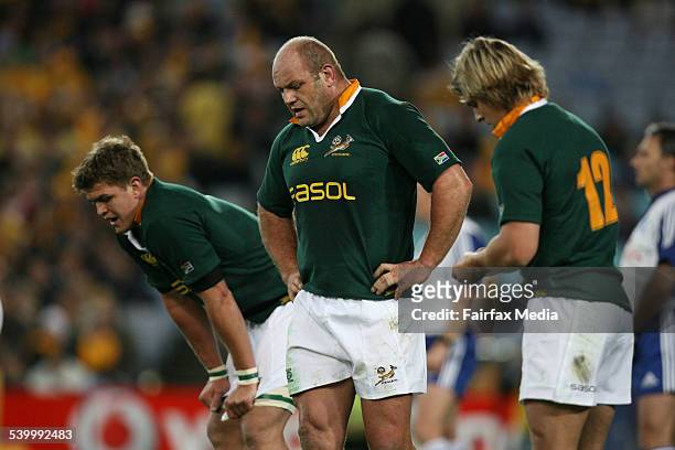 Springboks players appear dejected during the rugby union Tri-Nations test match between Australia and South Africa at Telstra Stadium, Sydney....