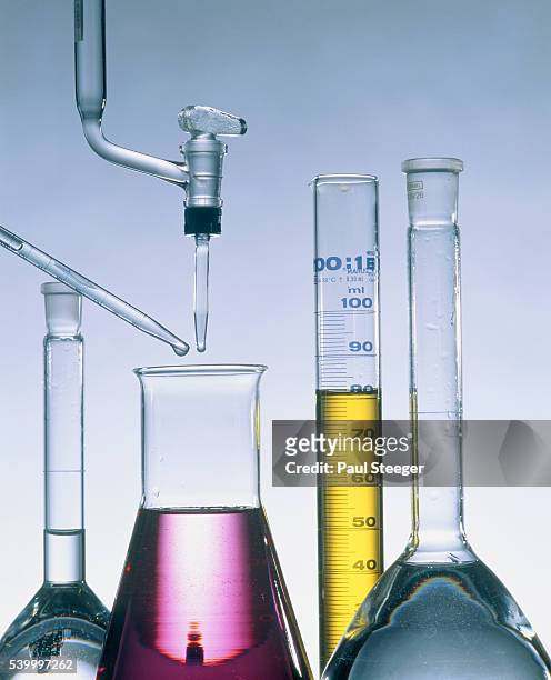 different flasks with fluids - chemische stof stockfoto's en -beelden