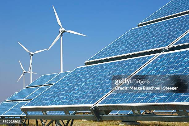 solar panels and wind turbines - énergie renouvelable photos et images de collection