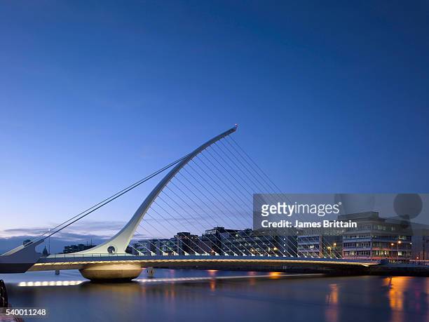 samuel beckett bridge at dusk, designed by santiago calatrava, dublin, ireland - santiago calatrava stockfoto's en -beelden