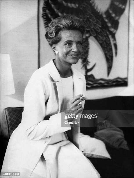 La première femme pilote d'essai, Jacqueline Auriol, pose dans son appartement à Paris le 18 avril 1965. Elle a établi plusieurs records aériens dans...