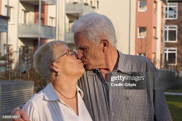 senior couple kissing - beso en la boca fotografías e imágenes de stock