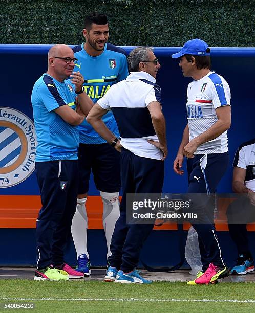 Head coach Italy Antonio Conte, Doctor Enrico Castellacci and Graziano Pelle chat during the training session at "Bernard Gasset" Training Center on...