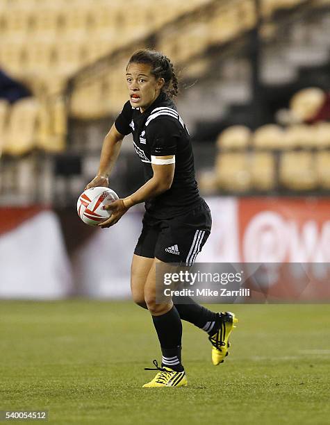 Thresa Fitzpatrick of New Zealand runs with the ball during the match against France at Fifth Third Bank Stadium on April 9, 2016 in Kennesaw,...