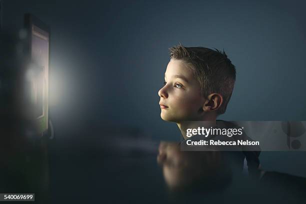 boy using computer at night - only boys - fotografias e filmes do acervo