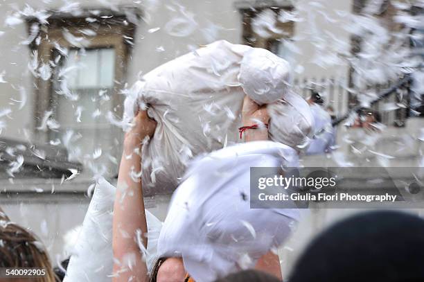 pillow fight - flashmob stockfoto's en -beelden