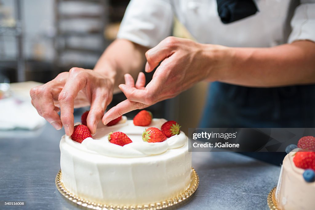 Kuchen Kaffeemaschine du Erdbeeren auf einen Kuchen