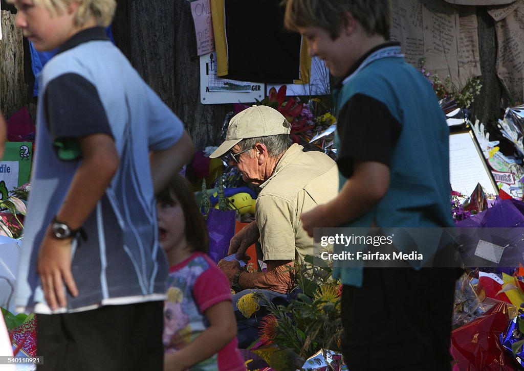 Steve Irwin's father Bob reads the tributes to his son outside Australia Zoo in
