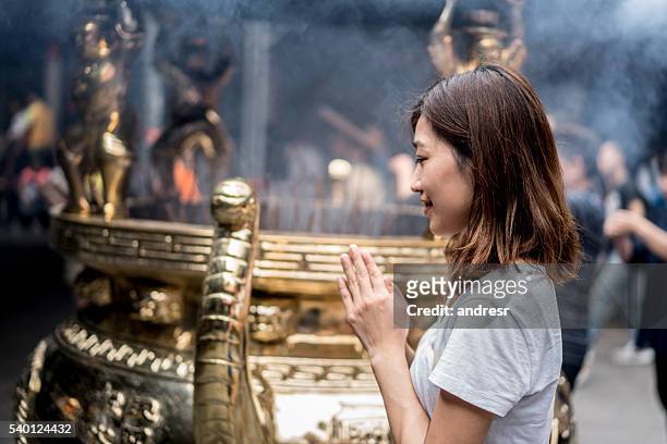 asiatica donna pregare - petizione foto e immagini stock