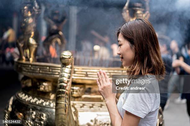 asian woman praying - chinese temple stockfoto's en -beelden