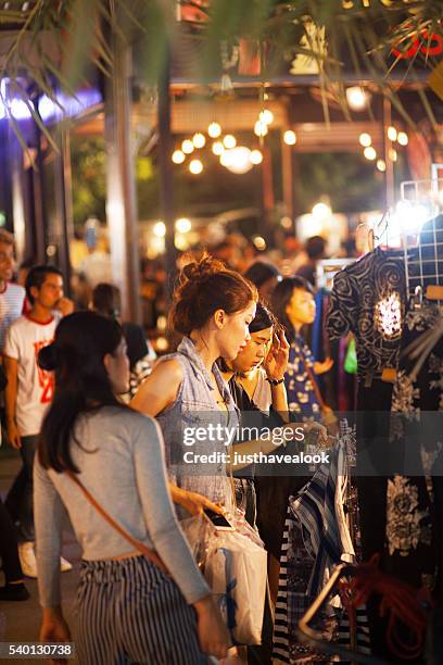 chicas de compras jj verde tailandés en el mercado - jj girls fotografías e imágenes de stock