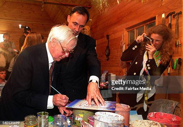 Arthur Boyd with former Prime Minister Paul Keating, and then wife Annita Keating, in 1995. 3 May, 1999. ILLIWARRA MERCURY Photograph by KIRK GILMOUR.
