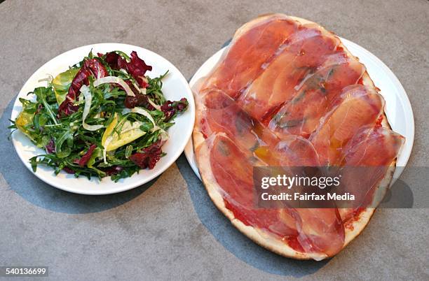 Pic shows a plate of salad and prosciutto pizza from Ladro in Fitzroy for A2 review. 23rd September 2004. THE AGE. Photo by EDDIE JIM
