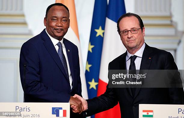 French President Francois Hollande shakes hand with Mahamadou Issoufou President of Niger after a joint press conference at the Elysee Presidential...