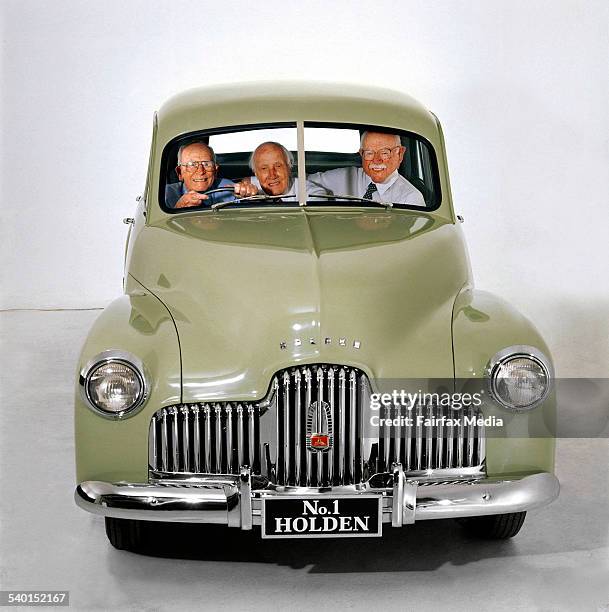 Fred James, Jack Rawnsley and Charles Paterson in the No. 1 Holden. Published 19 November 1998. THE AGE. Photo by MICHAEL RAYNER