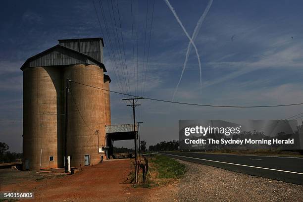 Vapour trails from jets criss cross the skies over Baan Baa grain silo between Gunnedah and Narrabri in North West NSW, 28 November 2006. SMH Picture...