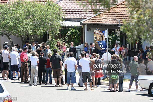 Crowd watches a house auction in Marlborough Street, Leichhardt, 28 October 2006. SHD Picture by SIMON ALEKNA