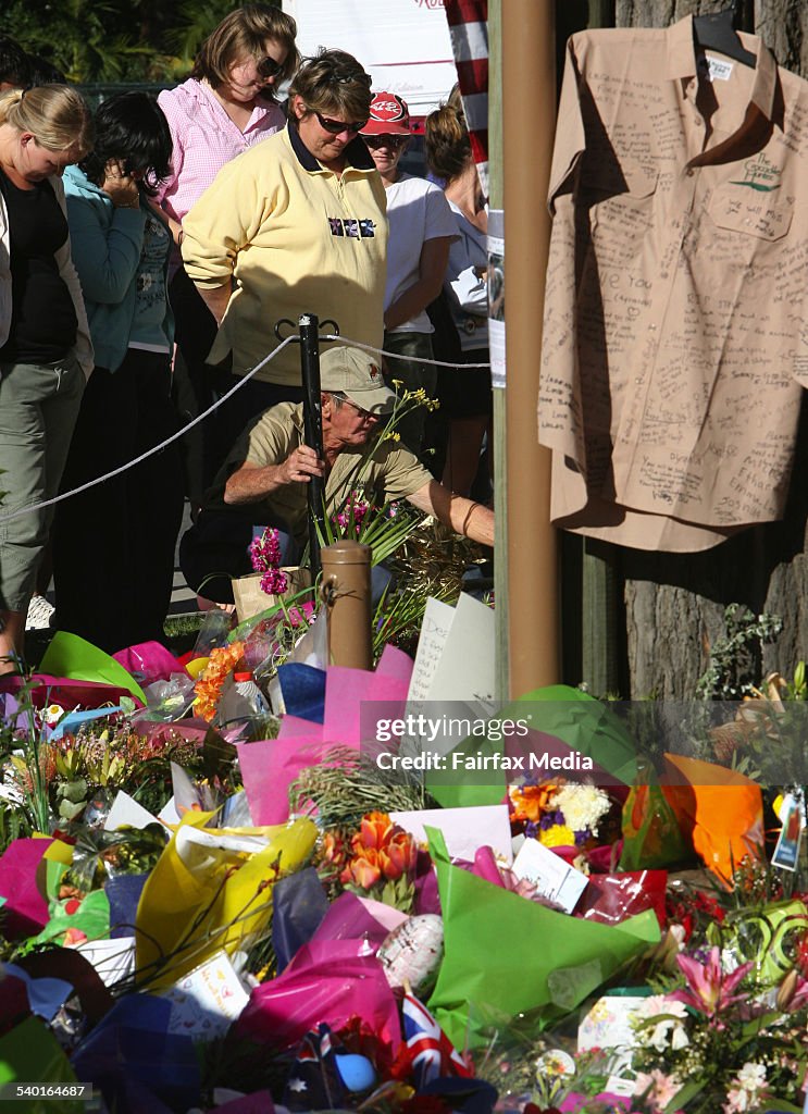Steve Irwin's father Bob reads the tributes to his son outside Australia Zoo in