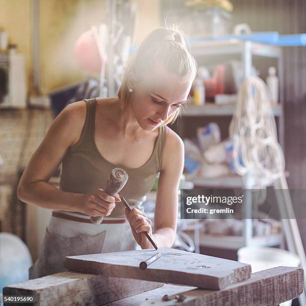 jeune femme dans son atelier tailleur de pierre - sculpteur photos et images de collection