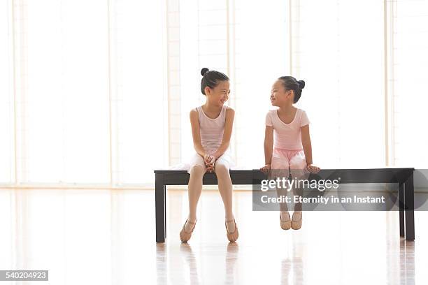 young ballerinas waiting for class - singapore school 個照片及圖片檔