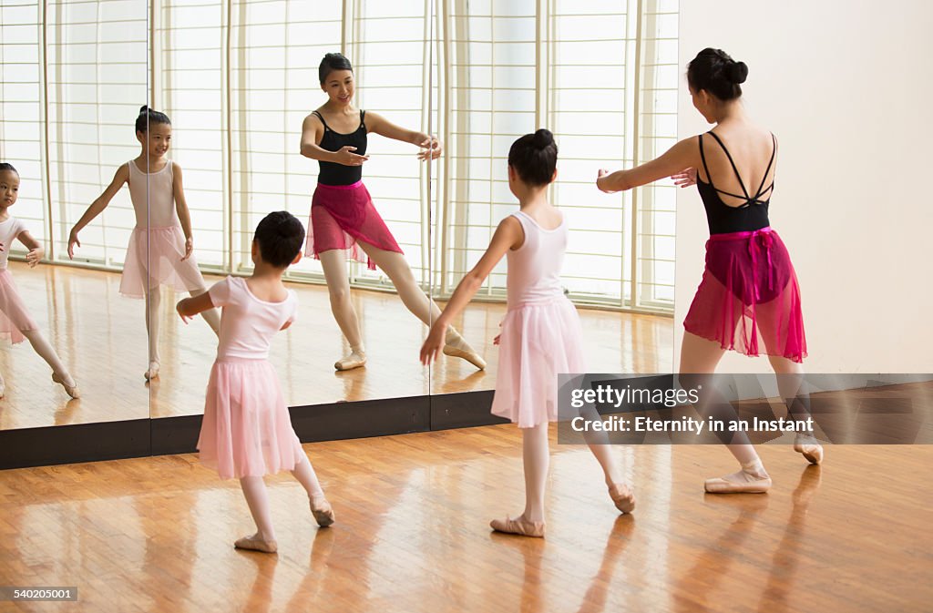 Ballet teaching young ballerinas