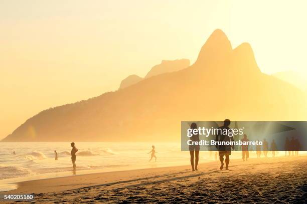 casal caminha no ipanema ´ s pôr do sol - ipanema beach imagens e fotografias de stock