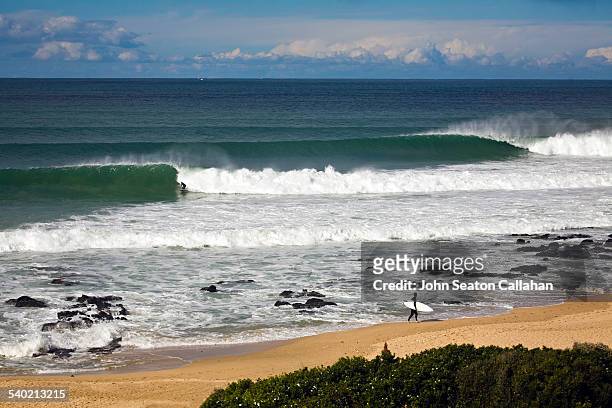surfing at jeffrey's bay - jeffreys bay stock pictures, royalty-free photos & images