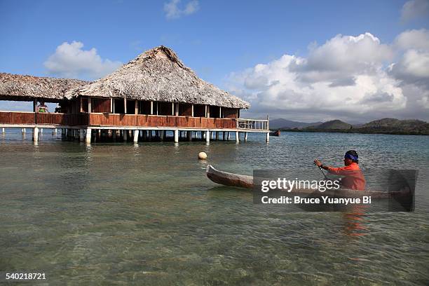 a kuna indian man in a dugout canoe - dugout canoe stockfoto's en -beelden