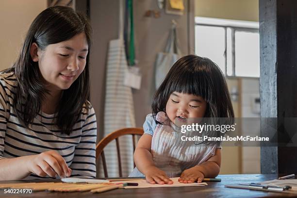 日本の幼児と 十代の少女の図面 とと遊ぶ紙 - japanese family ストックフォトと画像