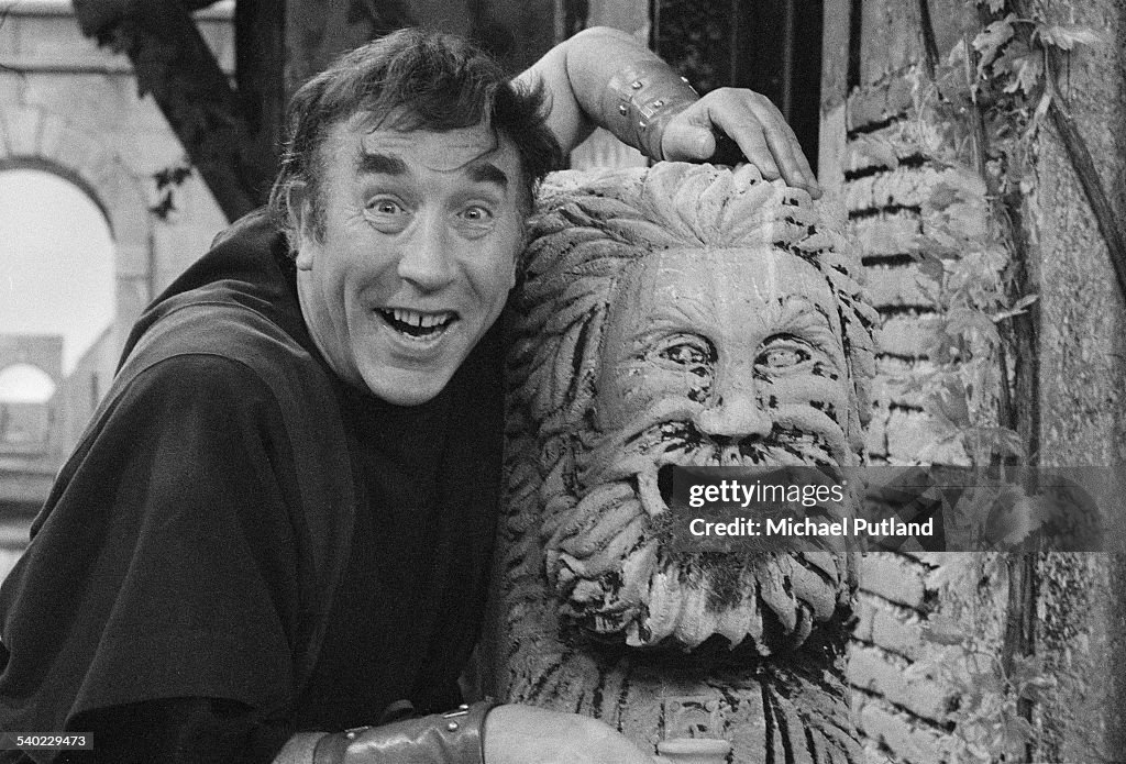 Frankie Howerd As Lurcio