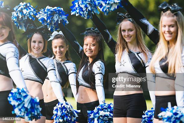 cheerleader gruppe zusammen mit bommel - blonde cheering stock-fotos und bilder