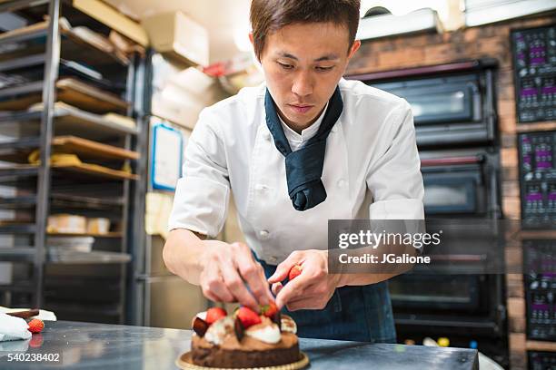 baker dekorieren ein kuchen - asiatische kultur stock-fotos und bilder