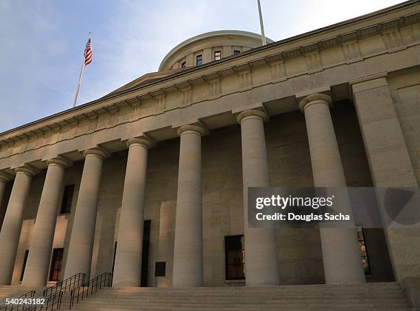 west facade of the ohio statehouse building in columbus, ohio, united states - ohio statehouse 個照片及圖片檔