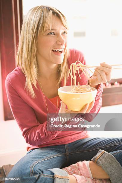 woman eating noodles - woman eat noodles imagens e fotografias de stock