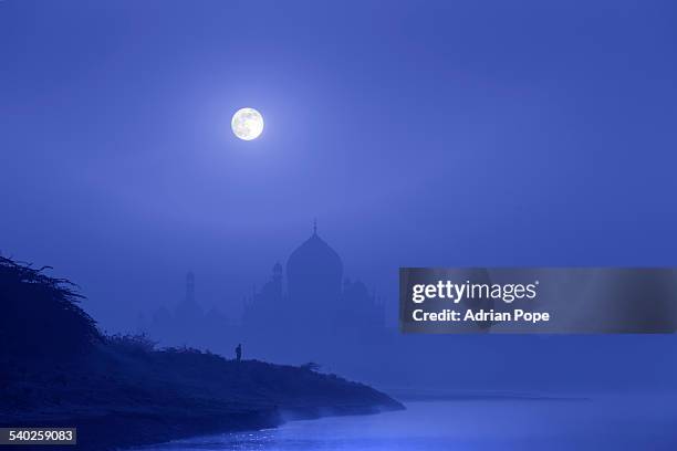 taj mahal and full moon - taj mahal night stock pictures, royalty-free photos & images