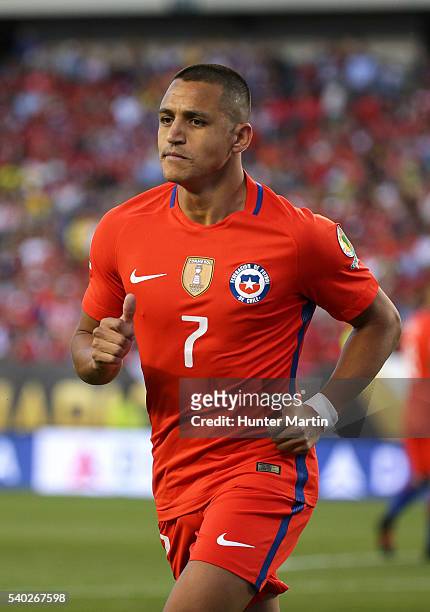 Alexis Sanchez of Chile jogs into position to take a corner kick during a group D match between Chile and Panama at Lincoln Financial Field as part...