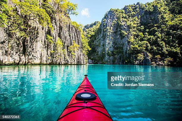 kayaking excursion through the philippines - philippinen strand stock-fotos und bilder