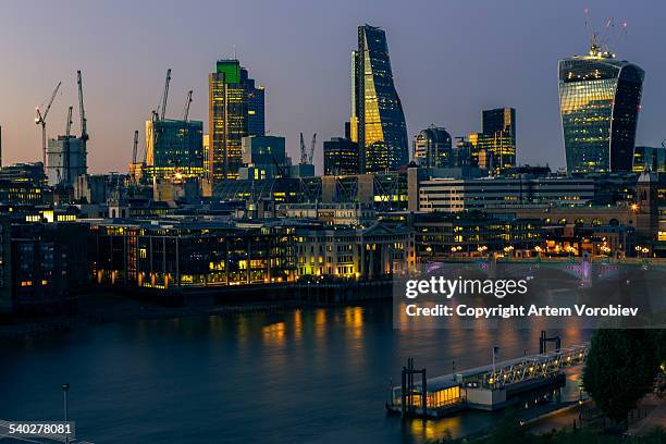 london at night - radio fluss draussen stock-fotos und bilder