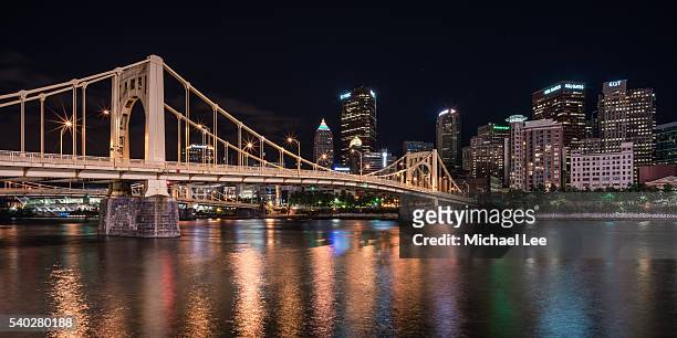 pittsburgh and warhol bridge at night - rivière allegheny photos et images de collection