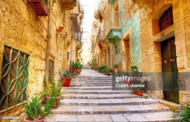 typical narrow street with stairs - maltese islands stockfoto's en -beelden