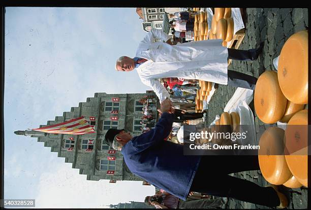 shaking hands at gouda market - cheese production in netherlands stock pictures, royalty-free photos & images