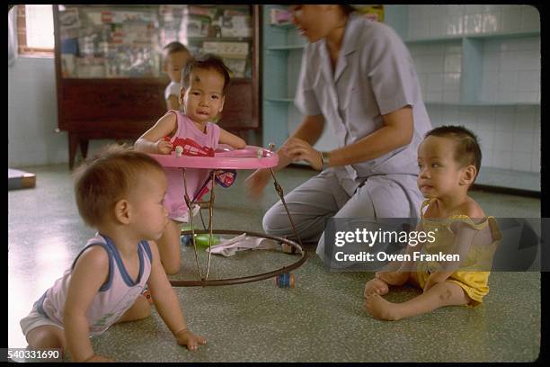 toddlers with agent orange birth defects - agent orange photos et images de collection